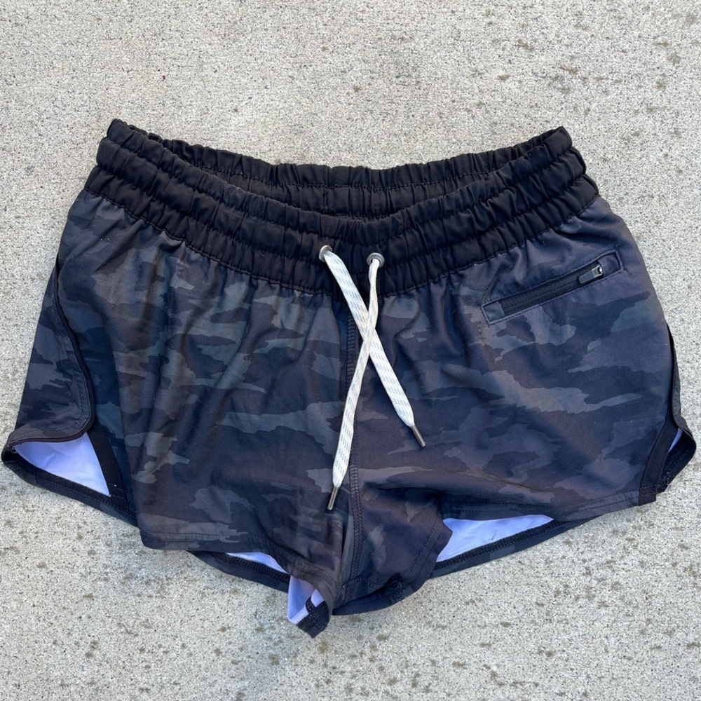 Women's Vuori Rise Shorts Camo XS Speed Pocket Lined Active Stretch Run Gym Yoga